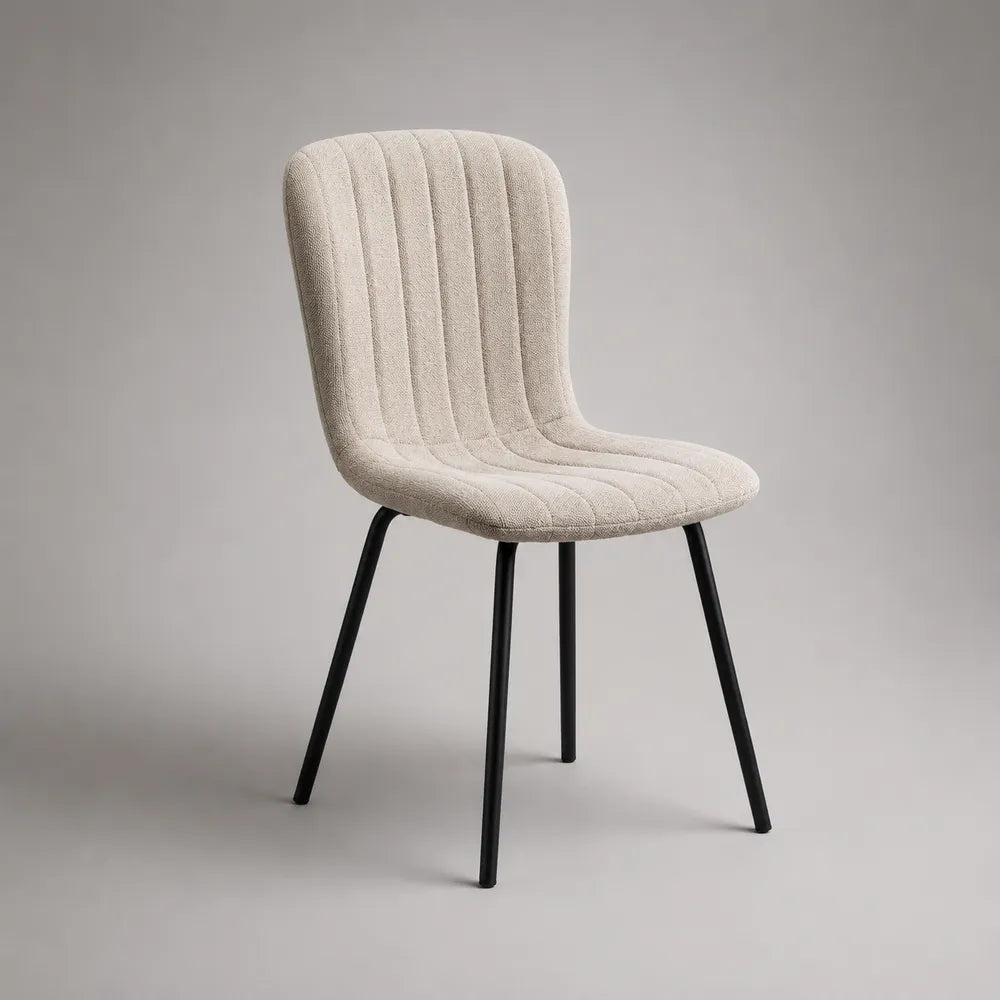 Chaise de salle à manger rembourrée en tissu beige avec dossier rainuré et pieds acier noir 48 x 56 x 86 cm