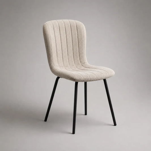 Chaise de salle à manger rembourrée en tissu beige avec dossier rainuré et pieds acier noir 48 x 56 x 86 cm